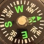 Ein Kompass zeigt in die falsche Richtung.